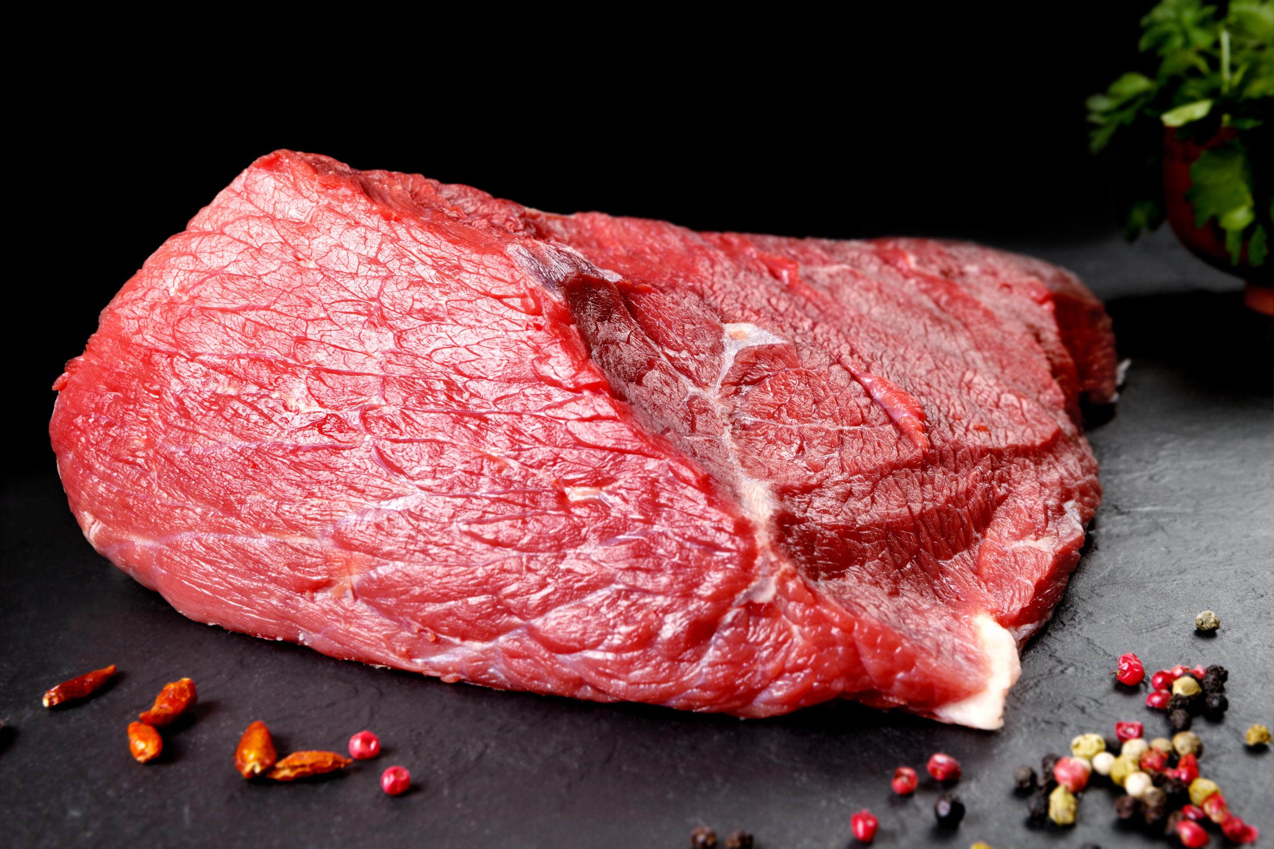 К чему снится сырое мясо с кровью. Кусок говядины на черном фоне. Мясо шея. Кусок красного мяса. Мясо говядины на черном фоне.